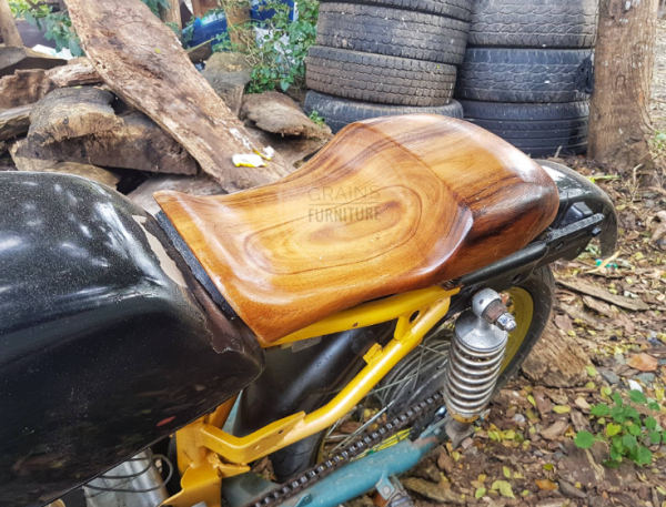 Jok motor dengan motif serat kayu alami